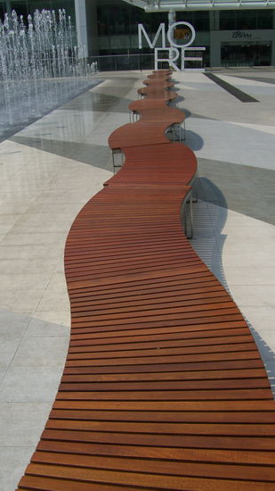 Eine Bank schlängelt sich über den Platz