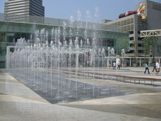 Kühl und frisch: einfach mal durch das Wasserspiel laufen