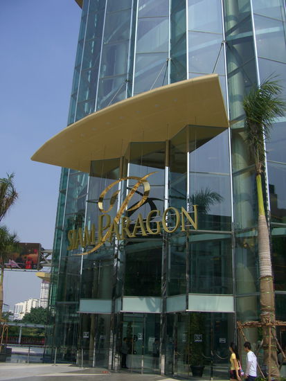 Mit goldenen Lettern und haushoher Glasfassade: der Haupteingang des Paragon