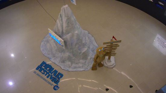 Einsamer Reklame-Bär für die Seaworldausstellung