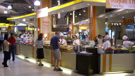 Der riesige Foodcourt im Erdgeschoß