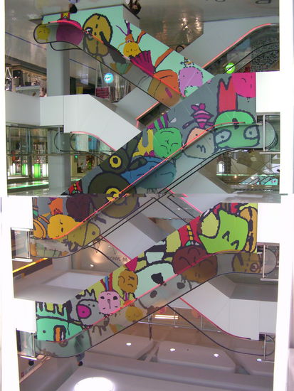 Farbenfrohes Rolltreppenhaus