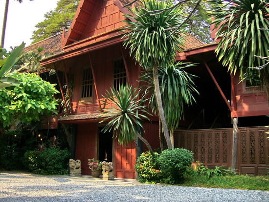 Das Jim Tompson Haus. Die Innenwände der Originalbauten wurden nach außen gedreht