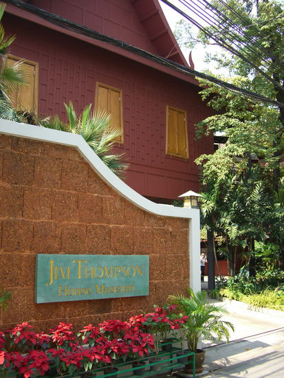 Treppe mit Schild am Eingang