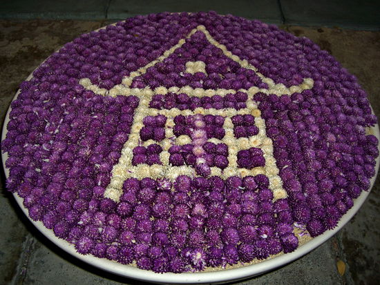 Blütenaragment zu Fuße der Holzdruckplatte