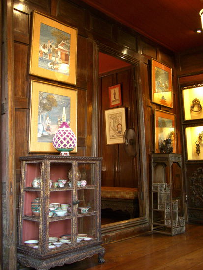 Vitrinen mit wertvollem Porzellan am Wohnzimmerausgang