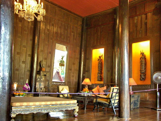 Hier machte es sich Mr. Thompson in der Mittagshitze bequem: das im Lanastil eingerichtete Wohnzimmer