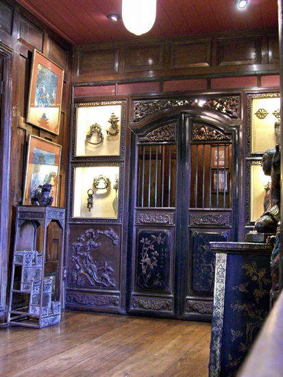 Dieses Törchen hat Jim Thompson auf einen Bangkoker Markt erstanden