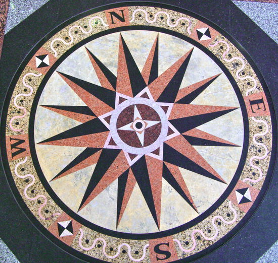 Kompassrose im Eingangsbereich