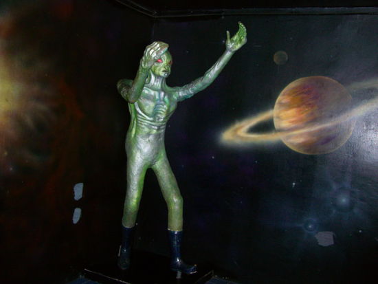 Etwas kitschig: Alien und spacige Aufmachung im Treppenhaus