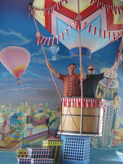 Mein Freund Roland und ich im "Fotoballon" an der Spitze des Baiyoke 2 Towers
