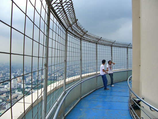 Obere Aussichtsplattform mit knarrendem Boden der sich in fünf Minuten um die Turmspitze dreht