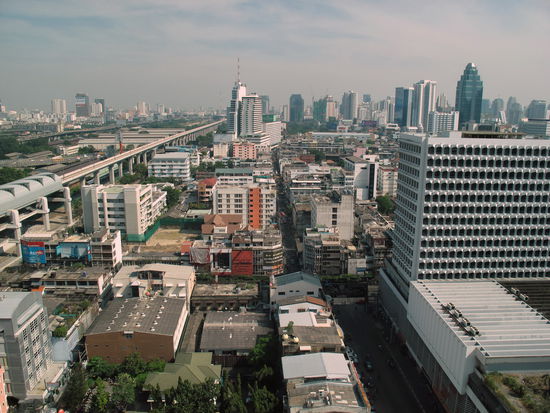 Blick nach Osten auf halber Höhe: rechts die neue Skytrain-Trasse zum Flughafen