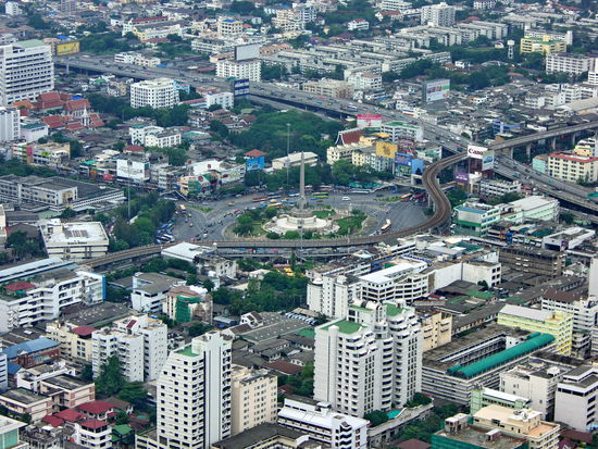 In einen eleganten Halbkreis umfährt der Skytrain das Victory-Monument. An der Haltestelle bin ich ausgestiegen und mußte das Stück zum Bayoke-Tower zu Fuß zurücklegen.