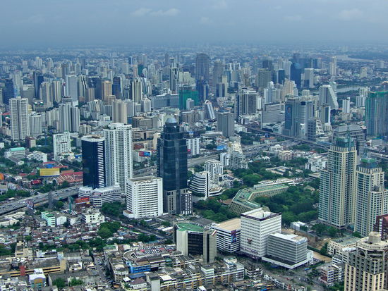 Im Südosten - Wolkenkratzer so weit das Auge reicht: Die Silom- und Sathornarea. An der rechten Seite bahnt sich die Sukhumvit-Linie des Skytrain seinen Weg durch das Häusermeer.
