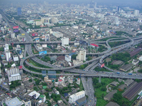 Das große Autobahnkreuz im Nordosten. Die riesigen Werbetafeln werden wahrscheinlich den Autofahrern die Orientierung im Straßenknäuel nicht gerade erleichtern.
