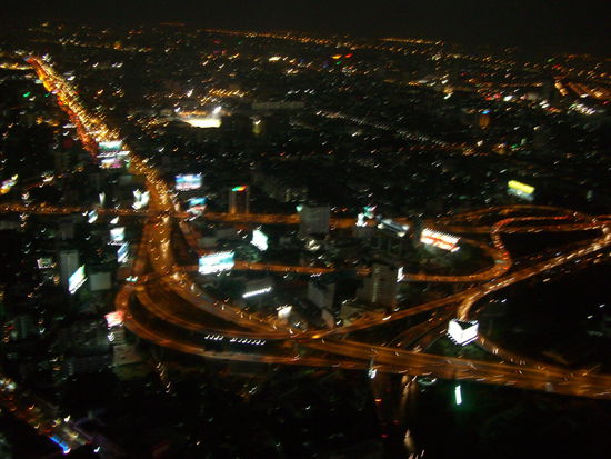 Der 2nd Stage Expressway passiert den Nord-Süd Highway im Nordwesten des Towers. Im weitläufigen Autobahnkreuz befindet sich fast ein ganzer Stadtteil.
