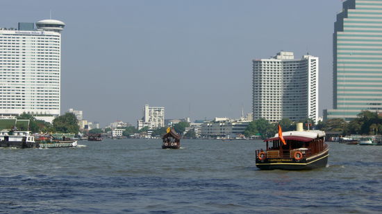 Der Chao Phraya. Das Hilton Millenium Hotel auf der linken Seite
