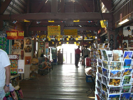 Die Andenkenläden am Pier Tha Tien