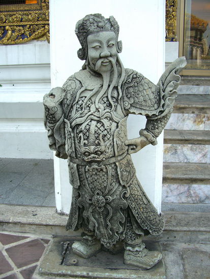 Eher niedlich als abschreckend: chinesische 
Wächterfiguren beschützen den Tempel