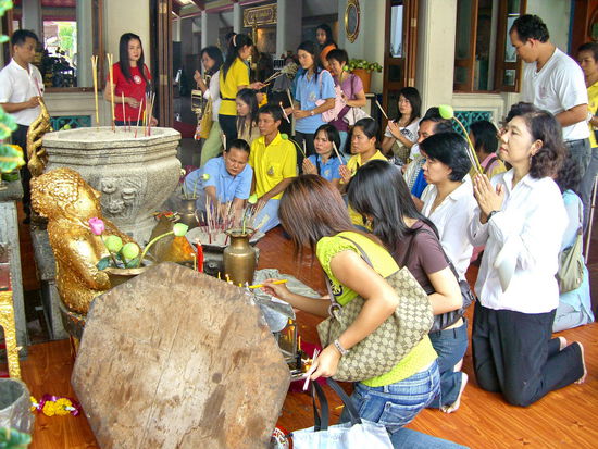 Vor dem Tempel... die Räucherstäbchen 
gezückt und mal schnell was opfern
