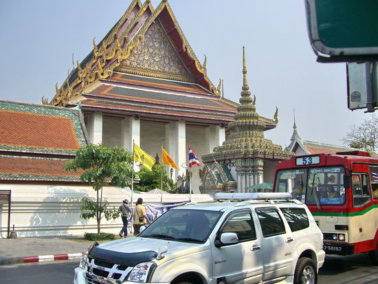 Viel Verkehr vor dem Wat Pho