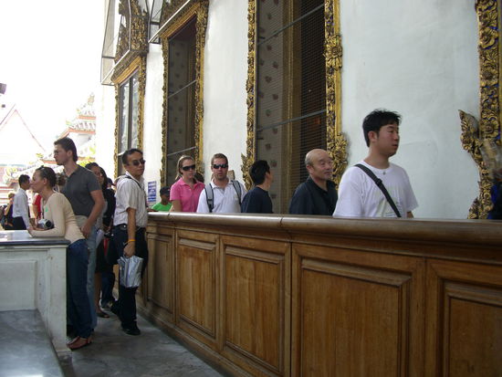 Der großer Schuhschrank: 
Schuhe aus im Gotteshaus