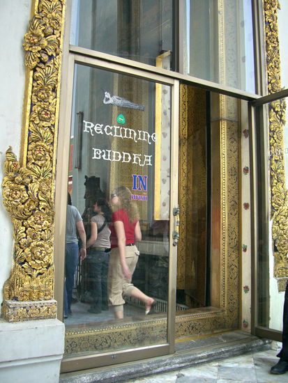 Da hinein - zum liegenden Buddha