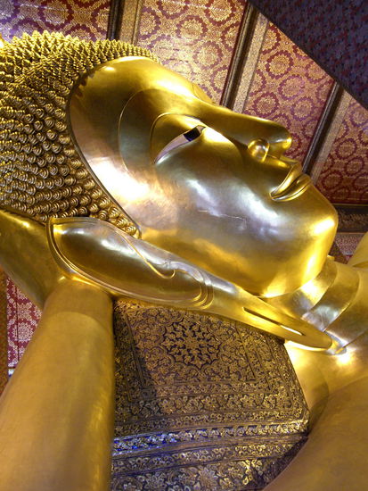 Das Haupt des legenden Buddha bequem auf ein Steinkissen gebettet