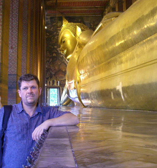 Ich versuchte an dieser Stelle ein Foto mit Selbstauslöser von mir zum machen. Das Vorhaben trieb mich jedoch fast zur Verzweiflung, weil meine Mittouristen ähnliches vorhatten und mir immer wieder durchs Bild liefen. Nach dem fünften Anlauf klappte es endlich. Auf dem Foto ist mir mein Unmut wohl anzusehen