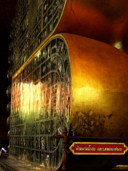 Die Füße des Buddha sind mit Perlmutteinlagen verziert. Auf ihnen waren, wie ich später im Internet herausfinde, die 108 Symbole der Erleuchtung eingearbeitet