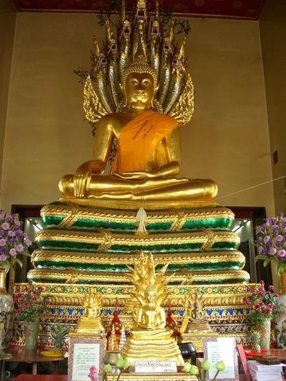 Im Hauptraum der Kapelle thront Buddha, beschirmt von dem  Schlangenkönig Mucalinda