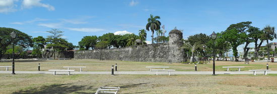 Die Ostflanke des Fort San Pedro in seiner ganzen Länge. Davor grenzt ein vertrockneter Park die Festung zum Hafengelände ab.
