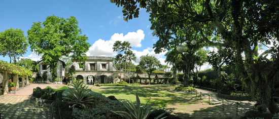 Der Innenhof des Forts ist heute ein gepflegter Garten mit Bäumen und Blumenbeeten. Hier mit Blick von der Südseite auf das Eingangstor.