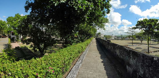 Etwas schmaler und mit einer Hecke bewehrt, bildet die Ostmauer die längste Seite des Forts. Sie grenzte bei der Erbauung ans Meer.