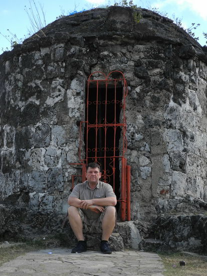 Georg vor dem vergitterten Eingang des Nordturms.