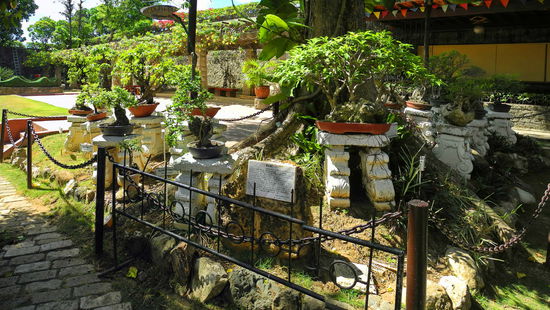 Hier hat der Gärtner der Festung sich ein bisschen ausgetobt und im Innenhof einen kleinen Bonsai-Garten angelegt.