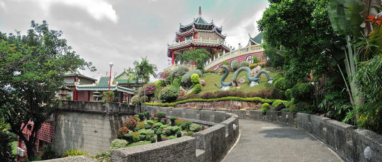Ein bisschen wie Disneyland wirkt der Taoistische Tempel schon. Besonders das Stück nachgebauter chinesischer Mauer und der grüne Drachen tragen zu diesem Eindruck bei.