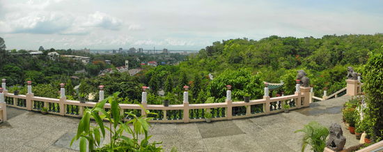 Einen wunderbaren Blick auf Cebu City habe ich von der ersten Tempelebene. Im Vordergrund schmiegen sich die Villen der reichen Chinesen von den Beverly Hills an den Hügel. Der Blick reicht bis zu dem Meer. Ich kann sogar die Insel Mactan am Horizont ausmachen.