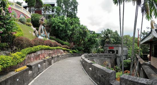 ein kleines Stück Chinesischer Mauer führt zum Ausgang. Im Wachtturm ist tatsächlich ein Wachmann postiert und passt darauf auf, dass hier alles mit rechten Dingen zugeht und verhindert vor allem, dass kein Tourist ein unerlaubtes Foto macht.