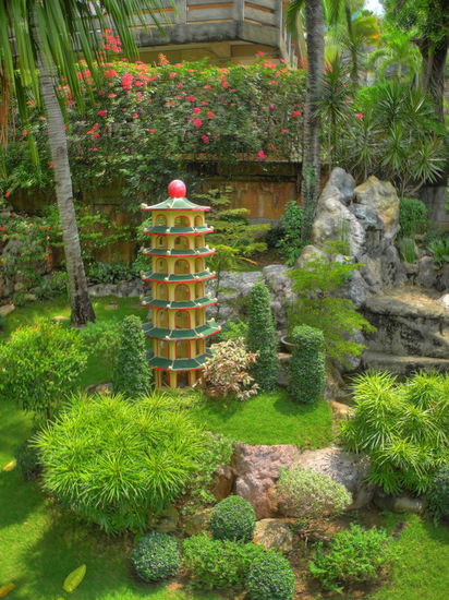 Am Wachturm ist ein kleiner chinesischer Garten angelegt in dessen Mitte eine kleine Kopie der Tempelpagode aufgestellt worden ist.