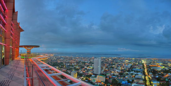 Die Aussichtsplattform des Crown Regency Hotels in der Abenddämerung.