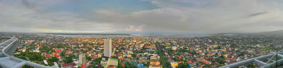 Die 180° Panoramaaufnahme zeigt die Dachterrasse des Crown Regency. Von hier aus habe ich einen wunderbaren Blick auf Cebu. Am Horizont ist die Insel Mactan gut zu erkennen.