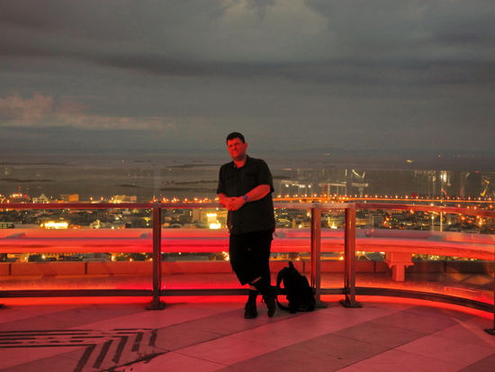 Die Dämmerung hat bereits eingesetzt, als der kleine Fotograf ein paar Bilder von mir auf der Dachterrasse macht.