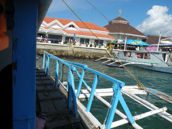Nach dem ich alle Kontrollpunkte passiert habe, sitze ich nun endlich in der Fähre und sehe das Hafengebäude von Caticlan.