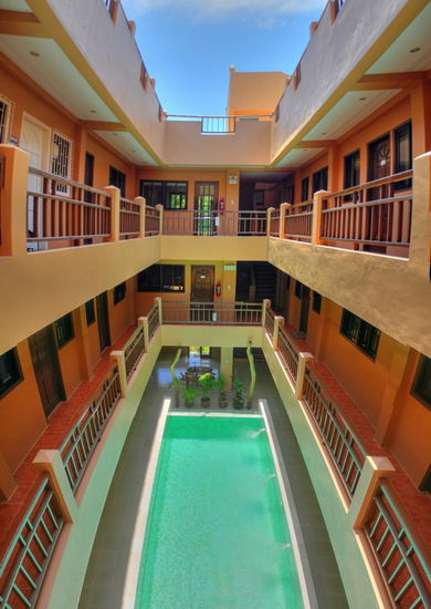 Mein Hotel in der Diniwid Road hat einen Pool im Treppenhaus: kaum jemand nutzt ihn zum schwimmen...