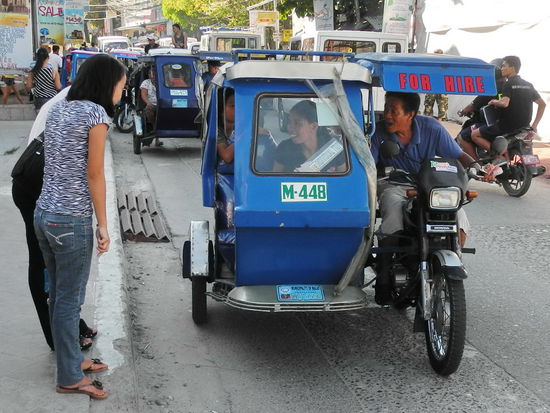 Ein Platz ist immer frei. Trycicles an der Hauptstraße von Boracay.