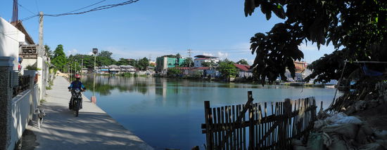 Hier wohnen viele Einheimische - am kleinen See in der Mitte Boracays.