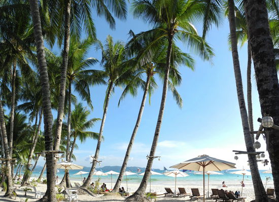 Liegen unter aufgespannten Sonnenschirmen, dass vor dem grünen-blauen Meer und umrahmt von Palmen stehen für  Tropenurlaub schlechthin. Unter diesen Gesichtspunkten betrachtet, ist Station 3 der schönste Strandabschnitt des White Beach.