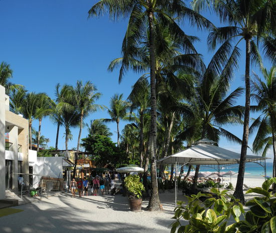 An der sandigen Strandpromenade reiht sich ein Restaurant neben dem Anderen.